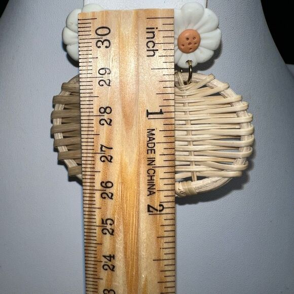 Wicker and Polymer Daisy Earrings - Picture 6 of 6